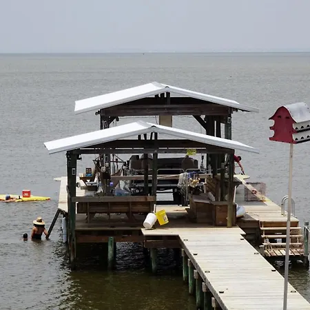 I Love Lucy Bay Front Studio